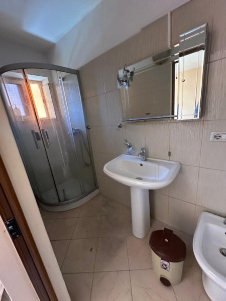 Tirane, jepet me qera apartament 3+1+2  Kati 5, 150 m² 650 € (Blloku i Ambasadave)