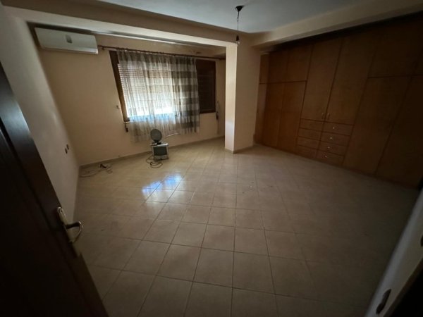 Tirane, jepet me qera apartament 3+1+2  Kati 5, 150 m² 650 € (Blloku i Ambasadave)