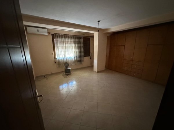 Tirane, jepet me qera apartament 3+1+2  Kati 5, 150 m² 650 € (Blloku i Ambasadave)