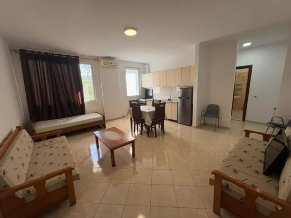 Vlore, jepet me qera apartament 1+1+Ballkon Kati 3, 70 m² 230 € (Rruga Sazani)