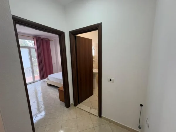 Vlore, jepet me qera apartament 1+1+Ballkon Kati 3, 70 m² 230 € (Rruga Sazani)