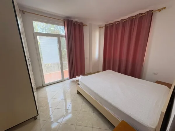 Vlore, jepet me qera apartament 1+1+Ballkon Kati 3, 70 m² 230 € (Rruga Sazani)