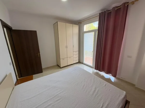 Vlore, jepet me qera apartament 1+1+Ballkon Kati 3, 70 m² 230 € (Rruga Sazani)