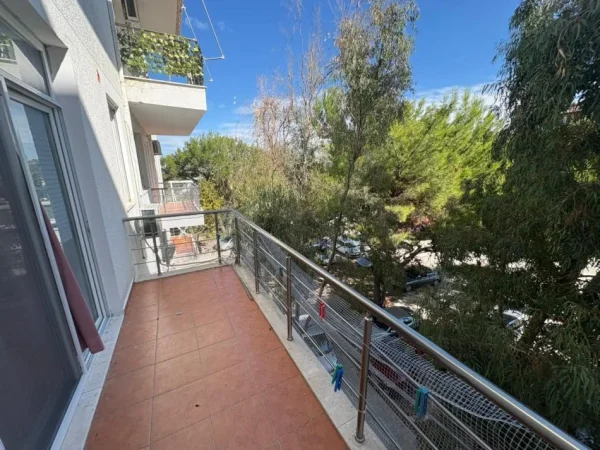 Vlore, jepet me qera apartament 1+1+Ballkon Kati 3, 70 m² 230 € (Rruga Sazani)