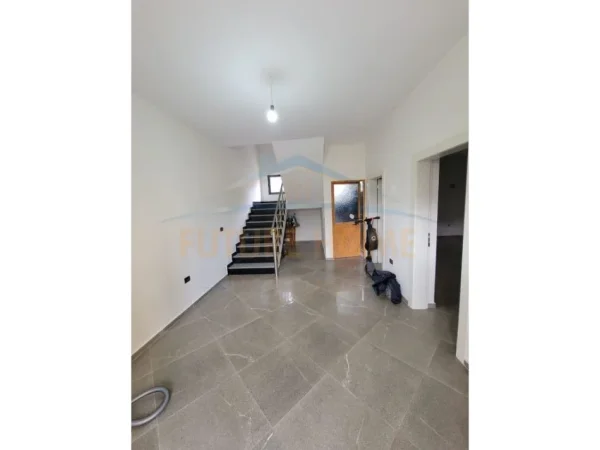 Tirane, shitet Vile , 250 m² 280.000 € (YRSHEK)