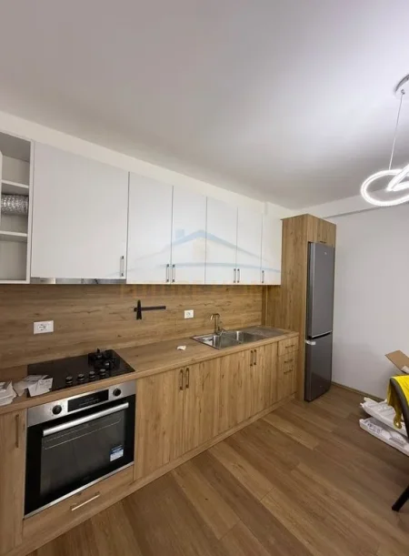Tirane, jepet me qera apartament 2+1 Kati 4, 108 m² 600 € (Astir , Vila L)