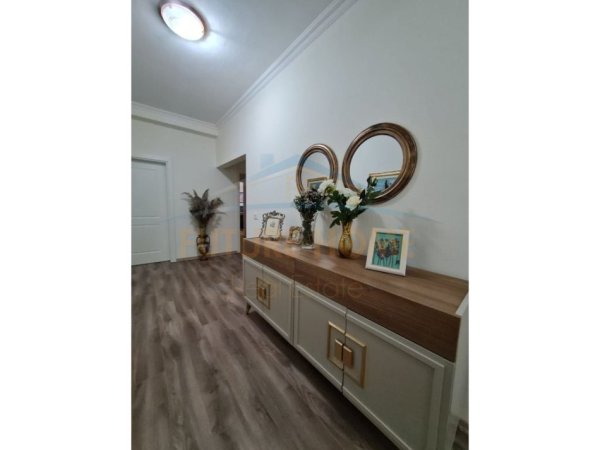 Tirane, shitet Vile , 194 m² 400.000 € (KOMBINAT)