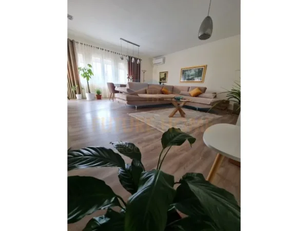 Tirane, shitet Vile , 194 m² 400.000 € (KOMBINAT)