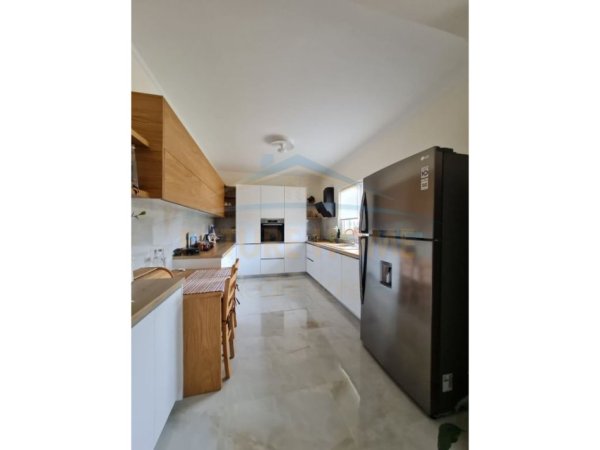 Tirane, shitet Vile , 194 m² 400.000 € (KOMBINAT)