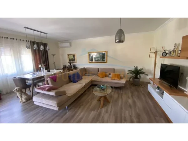 Tirane, shitet Vile , 194 m² 400.000 € (KOMBINAT)