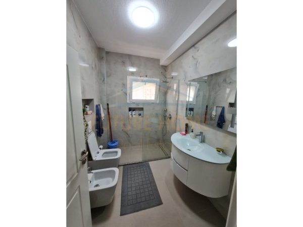 Tirane, shitet Vile , 194 m² 400.000 € (KOMBINAT)