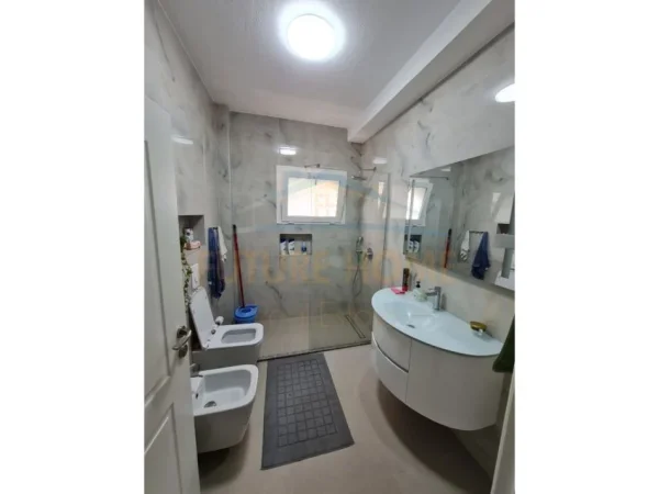 Tirane, shitet Vile , 194 m² 400.000 € (KOMBINAT)