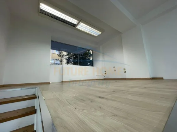 Tirane, jepet me qera ambjent biznesi Kati 0, 71 m² 1.000 € (Rruga e Kavajës)