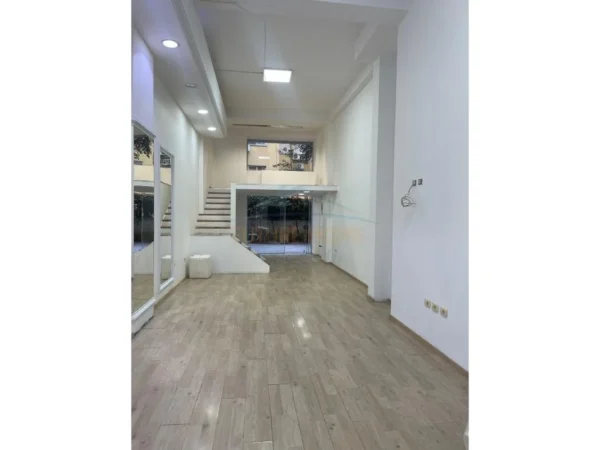 Tirane, jepet me qera ambjent biznesi Kati 0, 71 m² 1.000 € (Rruga e Kavajës)
