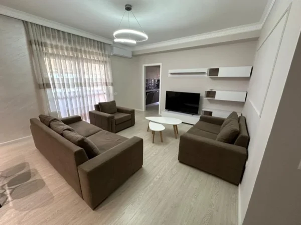 Tirane, jepet me qera apartament 3+1+Aneks+Ballkon Kati 9, 140 m² 1.300 € (Drejtoria Policise)