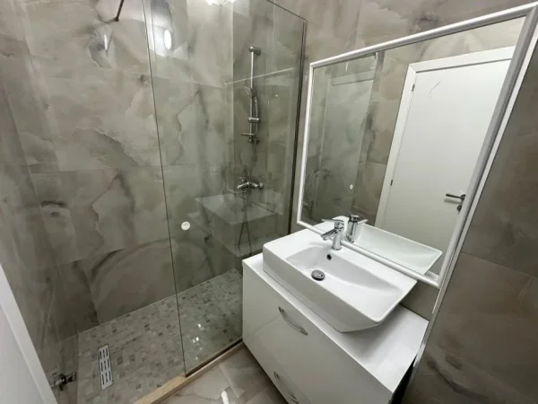 Tirane, jepet me qera apartament 3+1+Aneks+Ballkon Kati 9, 140 m² 1.300 € (Drejtoria Policise)