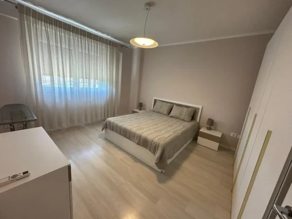 Tirane, jepet me qera apartament 3+1+Aneks+Ballkon Kati 9, 140 m² 1.300 € (Drejtoria Policise)