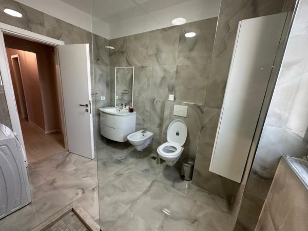 Tirane, jepet me qera apartament 3+1+Aneks+Ballkon Kati 9, 140 m² 1.300 € (Drejtoria Policise)
