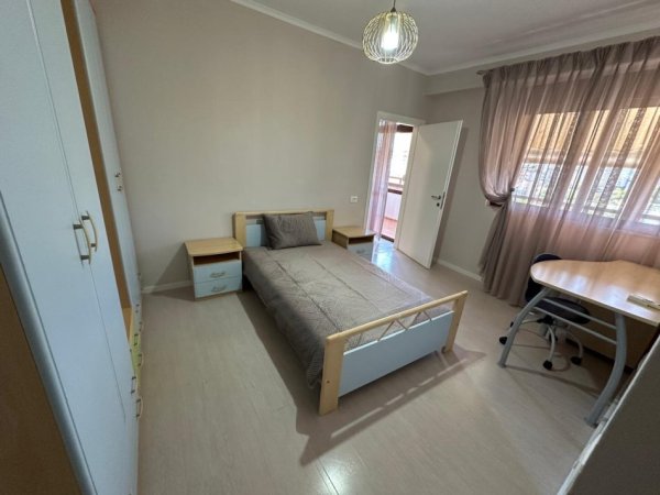 Tirane, jepet me qera apartament 3+1+Aneks+Ballkon Kati 9, 140 m² 1.300 € (Drejtoria Policise)