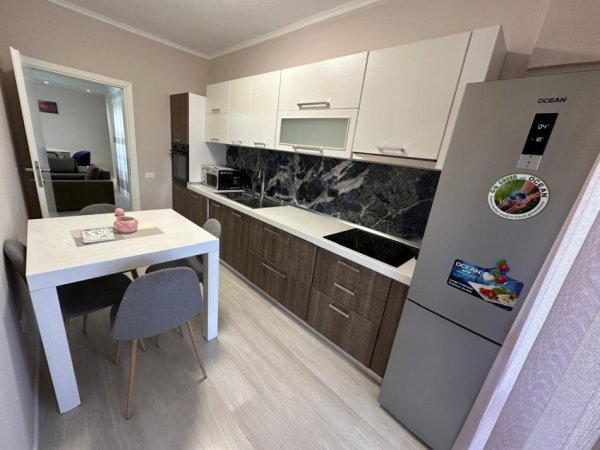 Tirane, jepet me qera apartament 3+1+Aneks+Ballkon Kati 9, 140 m² 1.300 € (Drejtoria Policise)