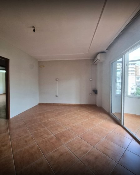 Tirane, jepet me qera ambjent biznesi , 178 m² 1.700 € 