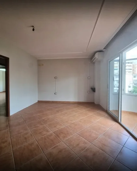 Tirane, jepet me qera ambjent biznesi , 178 m² 1.700 € 