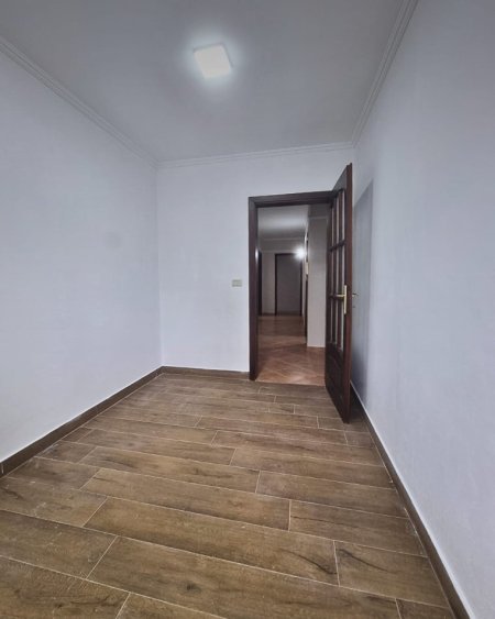 Tirane, jepet me qera ambjent biznesi , 178 m² 1.700 € 