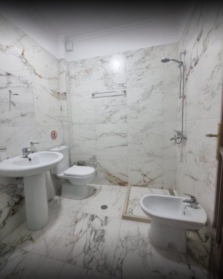 Tirane, jepet me qera ambjent biznesi , 178 m² 1.700 € 