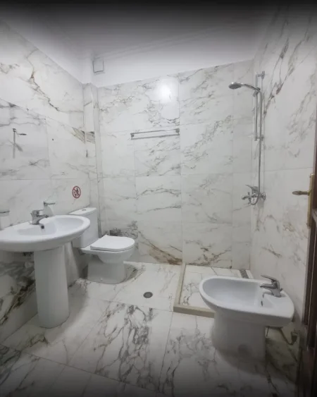 Tirane, jepet me qera ambjent biznesi , 178 m² 1.700 € 