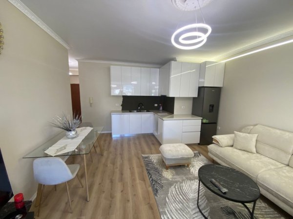 Tirane, jepet me qera apartament 1+1+Ballkon Kati 6, 75 m² 650 € 