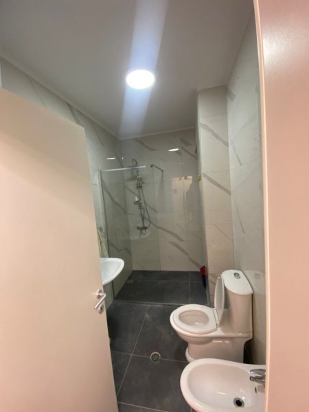 Tirane, jepet me qera apartament 1+1+Ballkon Kati 6, 75 m² 650 € 