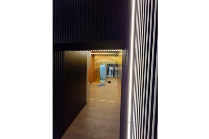 Tirane, jepet me qera ambjent biznesi Kati 0, 45 m² 1.800 € (Sheshi Willson)