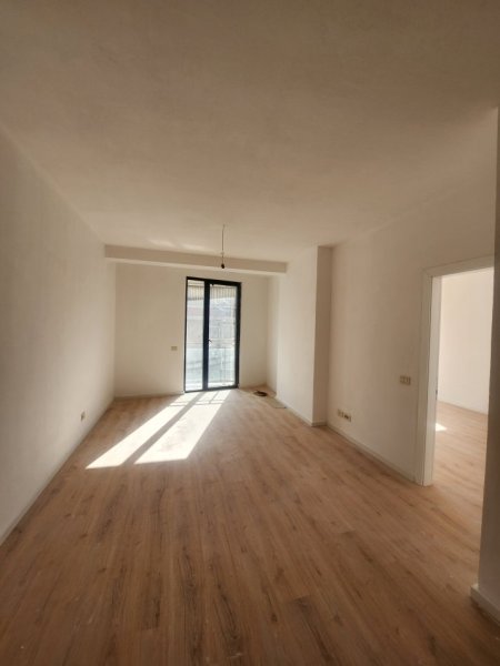 Tirane, jepet me qera apartament 1+1 Kati 7, 70 m² 700 € (Rruga e Durrsit)