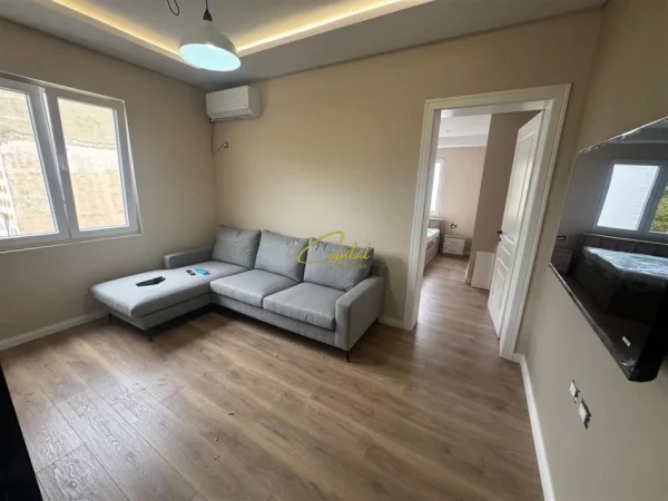 Tirane, jepet me qera apartament 1+1 Kati 4, 102 m² 550 € (ISH STACIONI TRENIT)