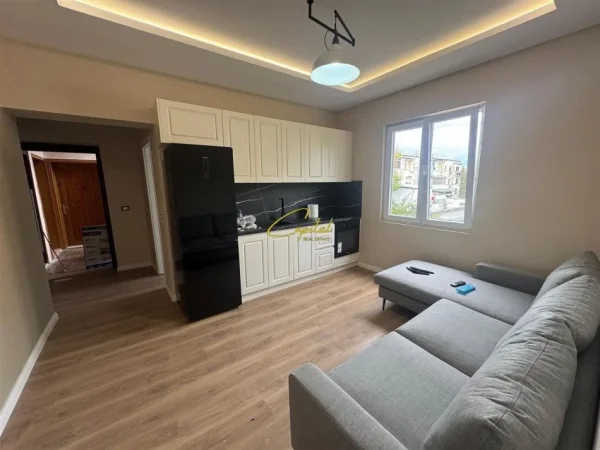 Tirane, jepet me qera apartament 1+1 Kati 4, 102 m² 550 € (ISH STACIONI TRENIT)