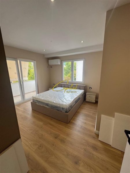 Tirane, jepet me qera apartament 1+1 Kati 4, 102 m² 550 € (ISH STACIONI TRENIT)
