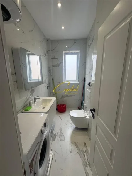 Tirane, jepet me qera apartament 1+1 Kati 4, 102 m² 550 € (ISH STACIONI TRENIT)