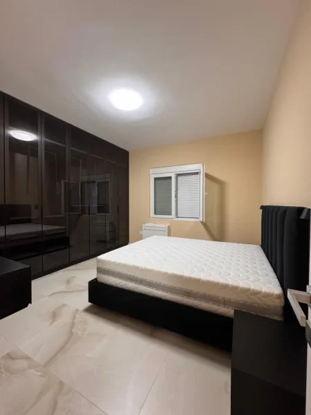 Tirane, jepet me qera Vile 2+1 Kati 0, 145 m² 1.100 € (pallati brigadave)