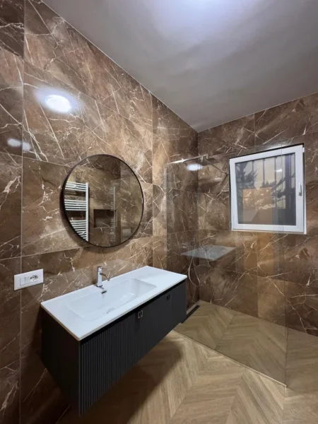 Tirane, jepet me qera Vile 2+1 Kati 0, 145 m² 1.100 € (pallati brigadave)