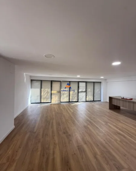 Tirane, jepet me qera ambjent biznesi Kati 3, 1.100 m² 2.596 € (KASHAR)