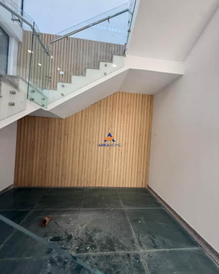 Tirane, jepet me qera ambjent biznesi Kati 3, 1.100 m² 2.596 € (KASHAR)