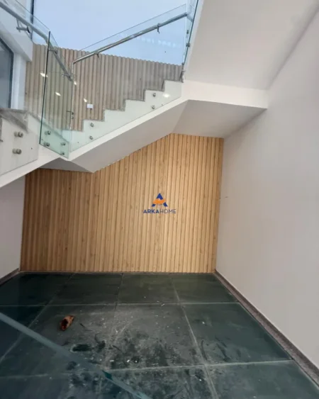 Tirane, jepet me qera ambjent biznesi Kati 3, 1.100 m² 2.596 € (KASHAR)