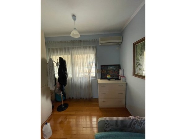 Tirane, shitet apartament 2+1+Ballkon Kati 4, 97 m² 175.000 € (EEUGA BILL KLINTON)