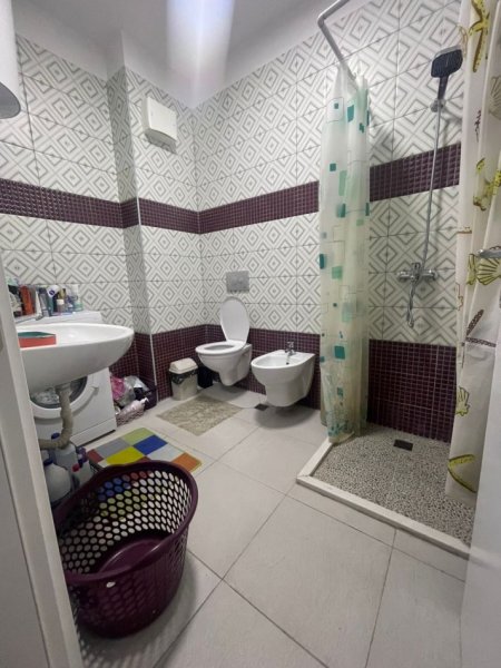 Tirane, jepet me qera apartament 1+1 Kati 10, 70 m² 450 € (RRUGA E KAVAJES)