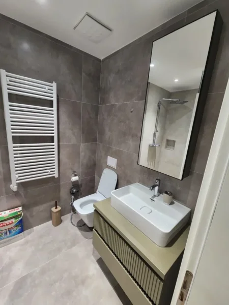 Tirane, jepet me qera apartament 2+1+2+Ballkon Kati 5, 100 m² 1.100 € (Quartum Residence, Rruga Panorama)