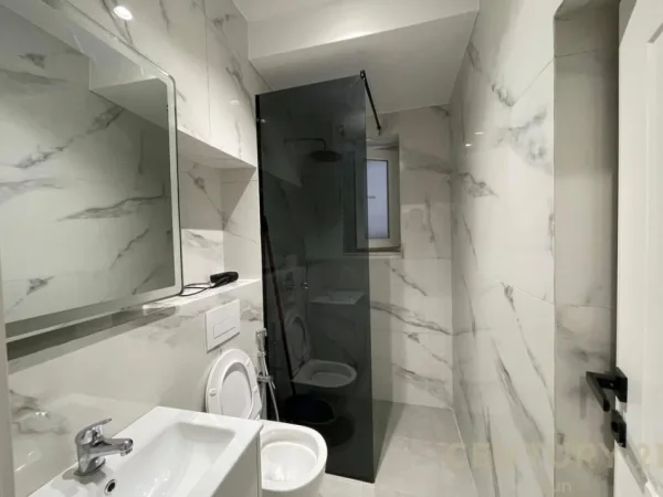 Tirane, jepet me qera apartament 2+1 Kati 1, 115 m² 700 € (21 Dhjetori)