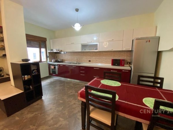 Tirane, jepet me qera apartament 2+1 Kati 2, 100 m² 600 € (Xhamlliku)