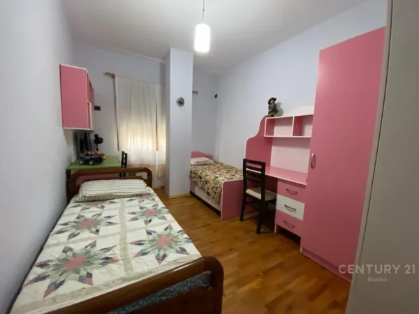 Tirane, jepet me qera apartament 2+1 Kati 2, 100 m² 600 € (Xhamlliku)