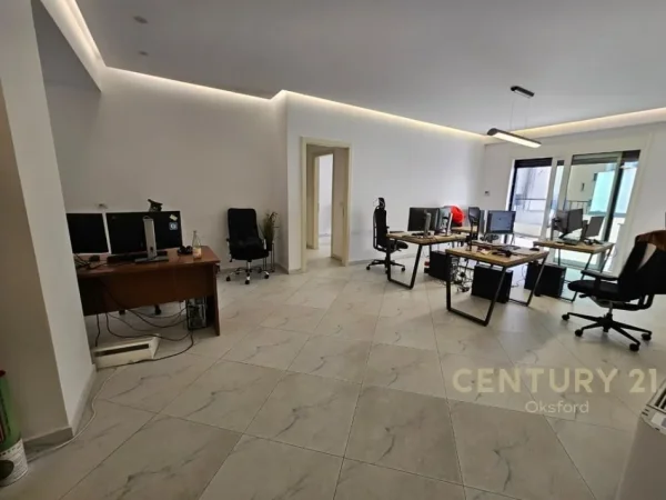 Tirane, jepet me qera zyre Kati 2, 115 m² 1.500 € (Kompleksi Dinamo)