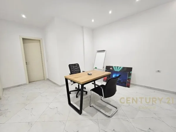 Tirane, jepet me qera zyre Kati 2, 115 m² 1.500 € (Kompleksi Dinamo)